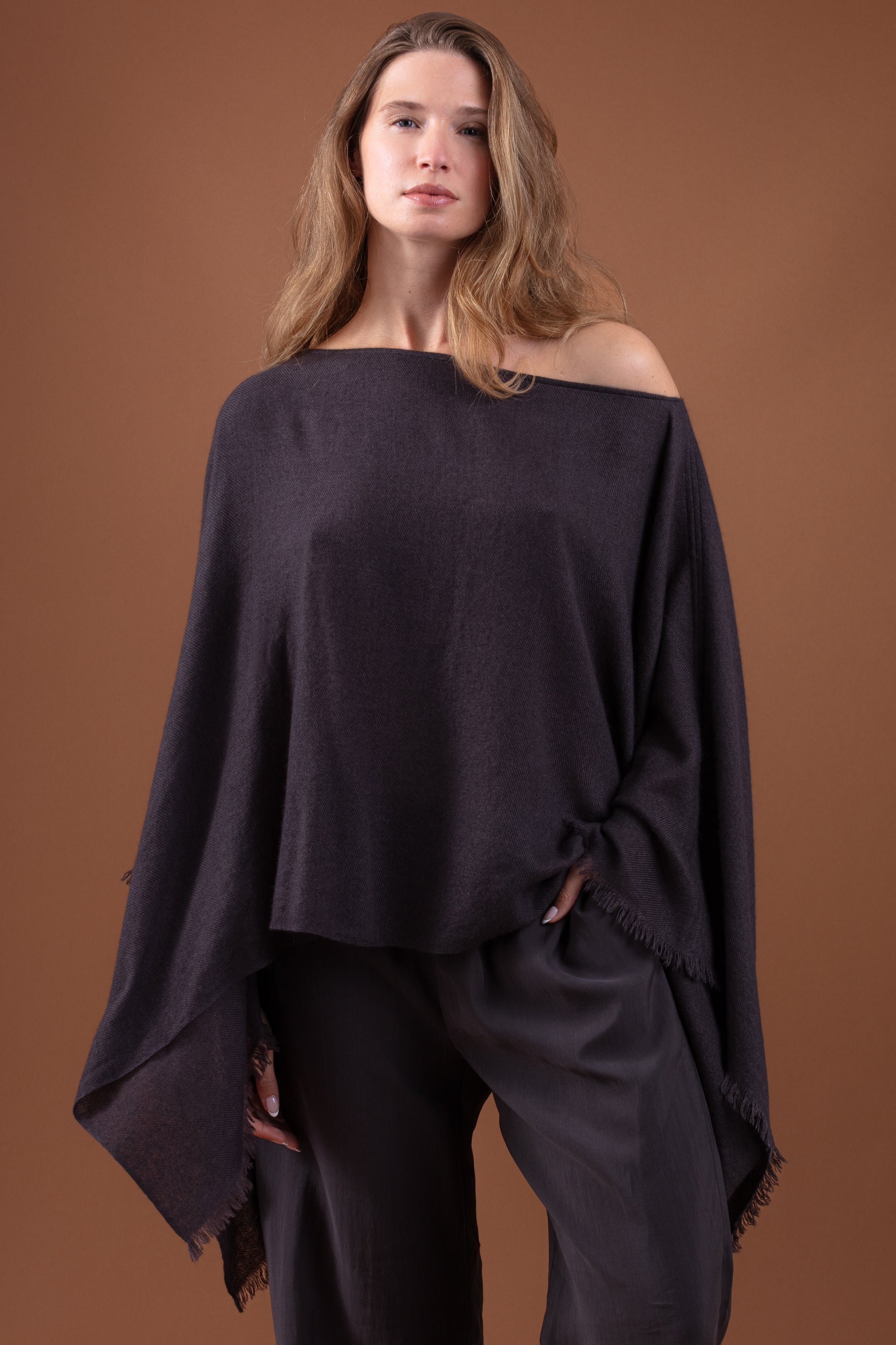 Tokyo in cashmere donna - carbon - Mahogany